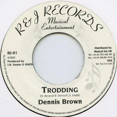 Płyta 7-calowa DENNIS BROWN - Trodding RJ01 Rads Records 2002 UK Reggae, Ska & Dub