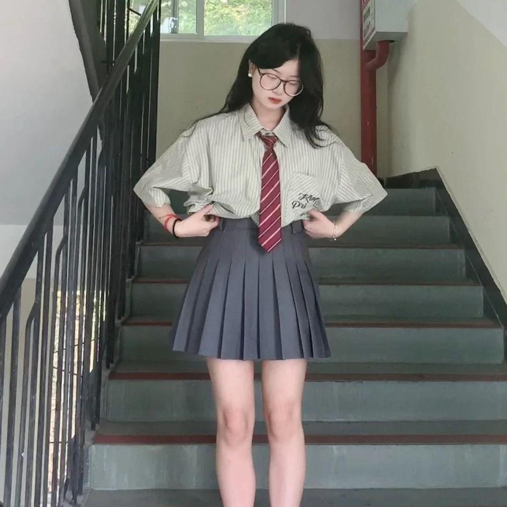 Conjunto de Duas Peças Feminino Estilo College Primavera: Camisa de Manga Curta Listrada e Saia Plissada Cinza