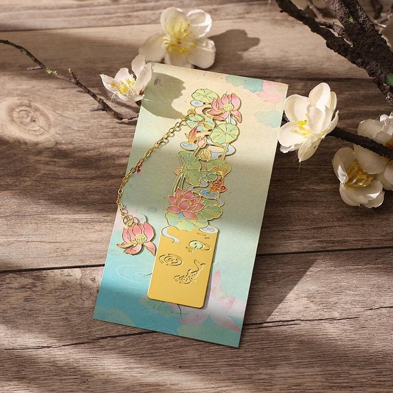 Aesthetic Metal Lucky Clover Bookmark with Tassel Set Exquisite Retro Floral Brass Bookmark for Book Creative Design Book Tab