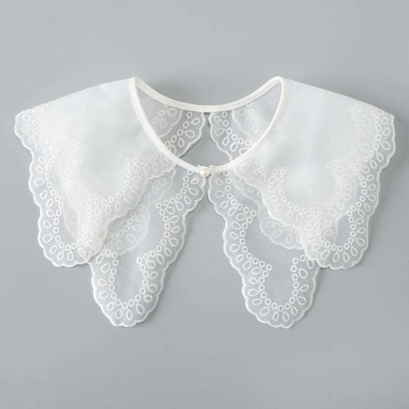 White Retro Hanfu Cloud Shoulder Shawl with Lace Trim & Embroidery for Women
