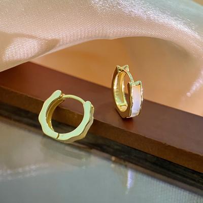 Kadınlar için Basit Tutkal Düzensiz Küpeler  Üst Düzey  Hafif Lüks  Modaya Uygun Küpeler