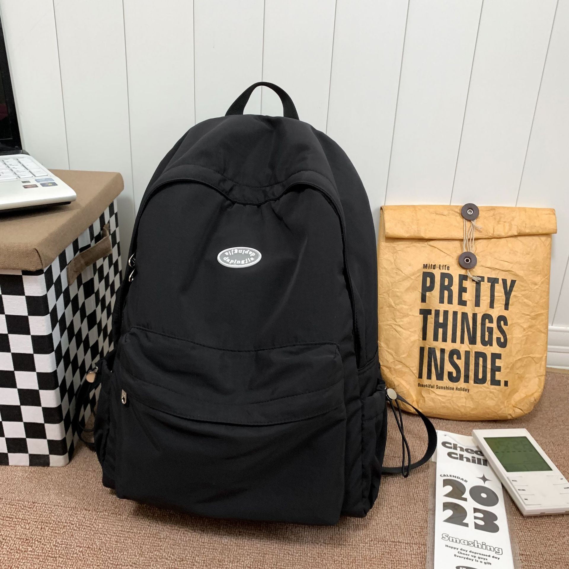 

Однотонний нейлоновий рюкзак для студенток чорний