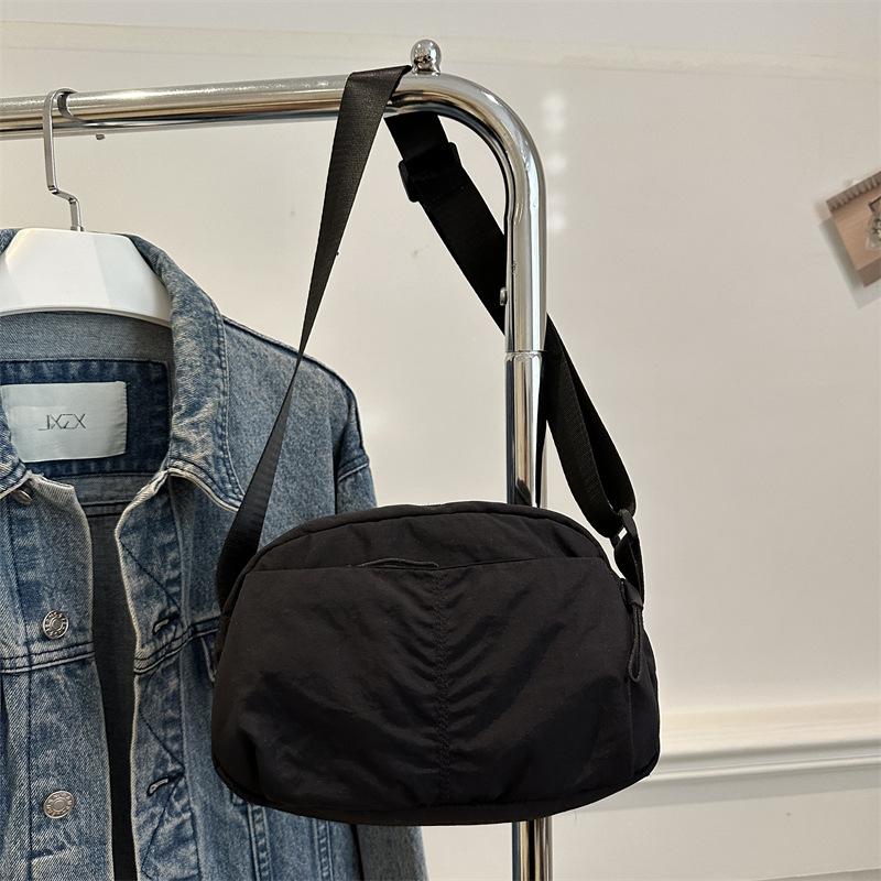 

2025 new Korean version of female messenger bag, versatile trend couple shoulder bag, men s and women s same work bag чорний