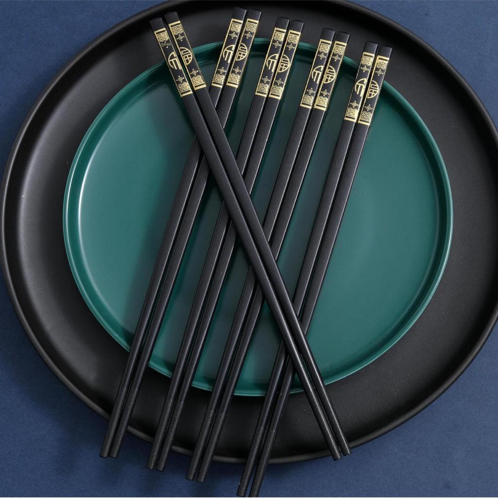 5 par wysokiej klasy pałeczek ze stopu: Żaroodporne i stylowe pałeczki z hot-stampingowym wzorem