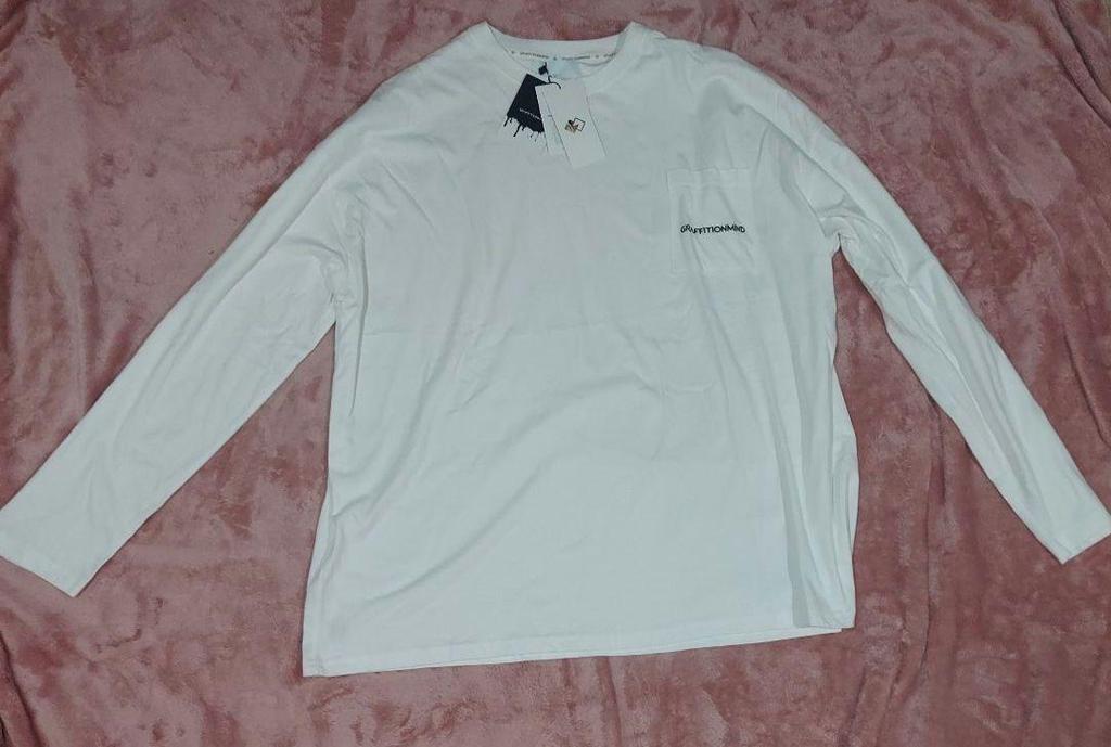 [USED] BTS Jungkook wears GRAFFITTONMIND white long-sleeved shirt