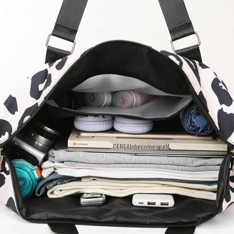 KANDEXS Cow Print Travel & Gym Bag