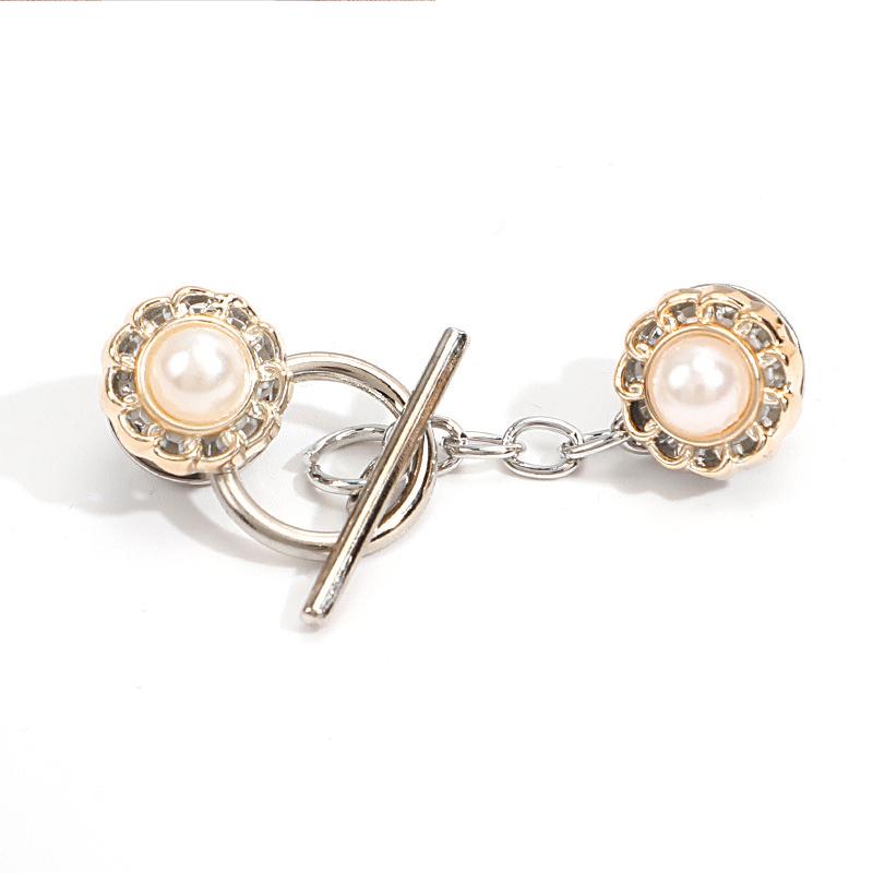 Dámské brože s utahovacím pasem s pevným připojením na límec