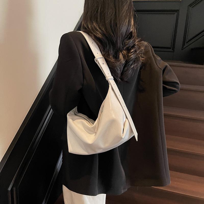 Móda a populární ležérní jednobarevná ležérní jednoduchá přenosná podpažní taška přes rameno nová taška ve tvaru knedlíku