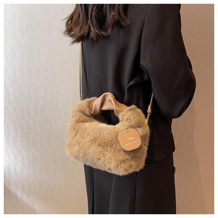 Premium Plush Messenger Bag, New Korean Version of Fashion Versatile with Tag Handbag, Popular Plush Bag In Autumn and Winter