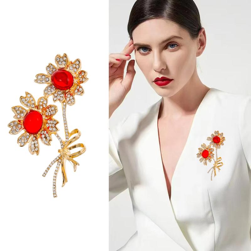 Creative  Flower Brooch Versatile Scarf Buckle Anti-Exposure Buckle  Corsage Brooch Women'S Accessories