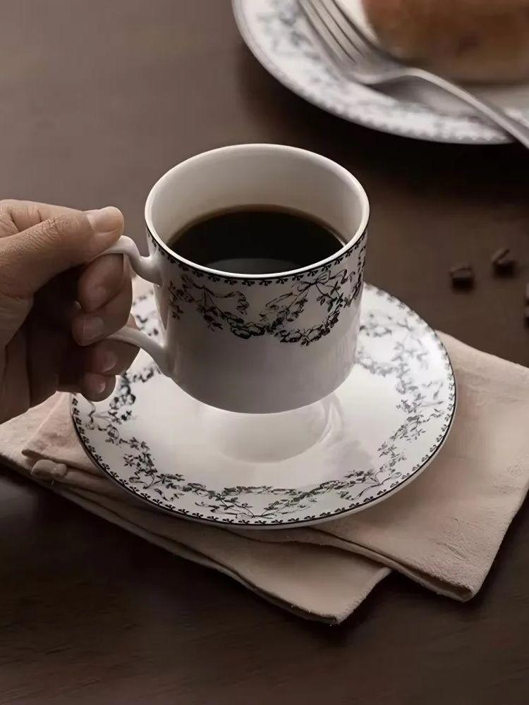 Tazza da caffè e piattino in finta ceramica floreale retrò francese