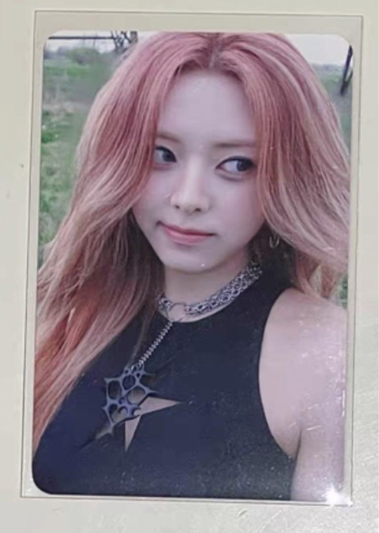 

[USED] ITZY Yuna GWBG makestar Pre-order Bonus Trading Card B