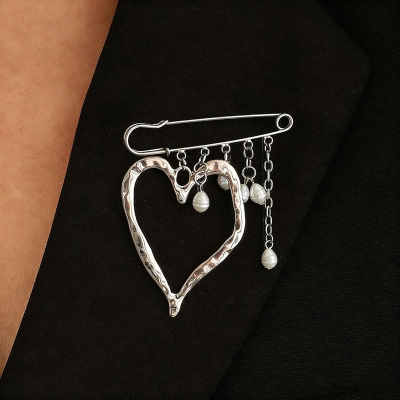 Decoration Imitation Pearl Tassel Chain Metal Brooch Korean Metal Heart Brooch for Women Men Suit Pin Cloth Jewelry Accessories
