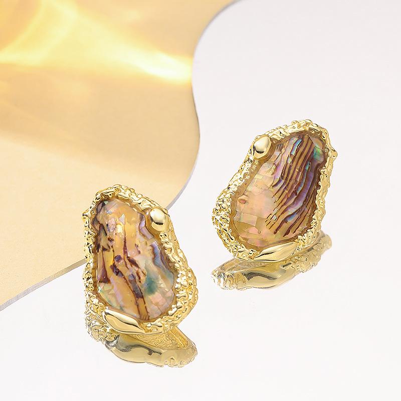 

French retro personality medium antique irregular natural aurora abalone shell stud earrings niche high-end earrings золотий коричневий колір