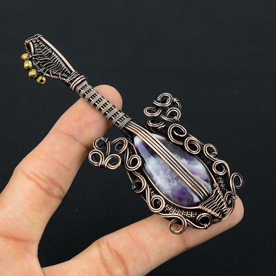 Gitarrenförmiger Salbei-Amethyst-Edelstein mit Kupferdraht umwickelter handgefertigter Schmuckanhänger für Sie
