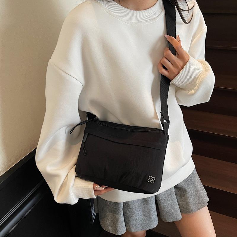 The new bag is simple, ultra-lightweight, high-end texture, niche solid color shoulder bag, fashionable and versatile satchel.