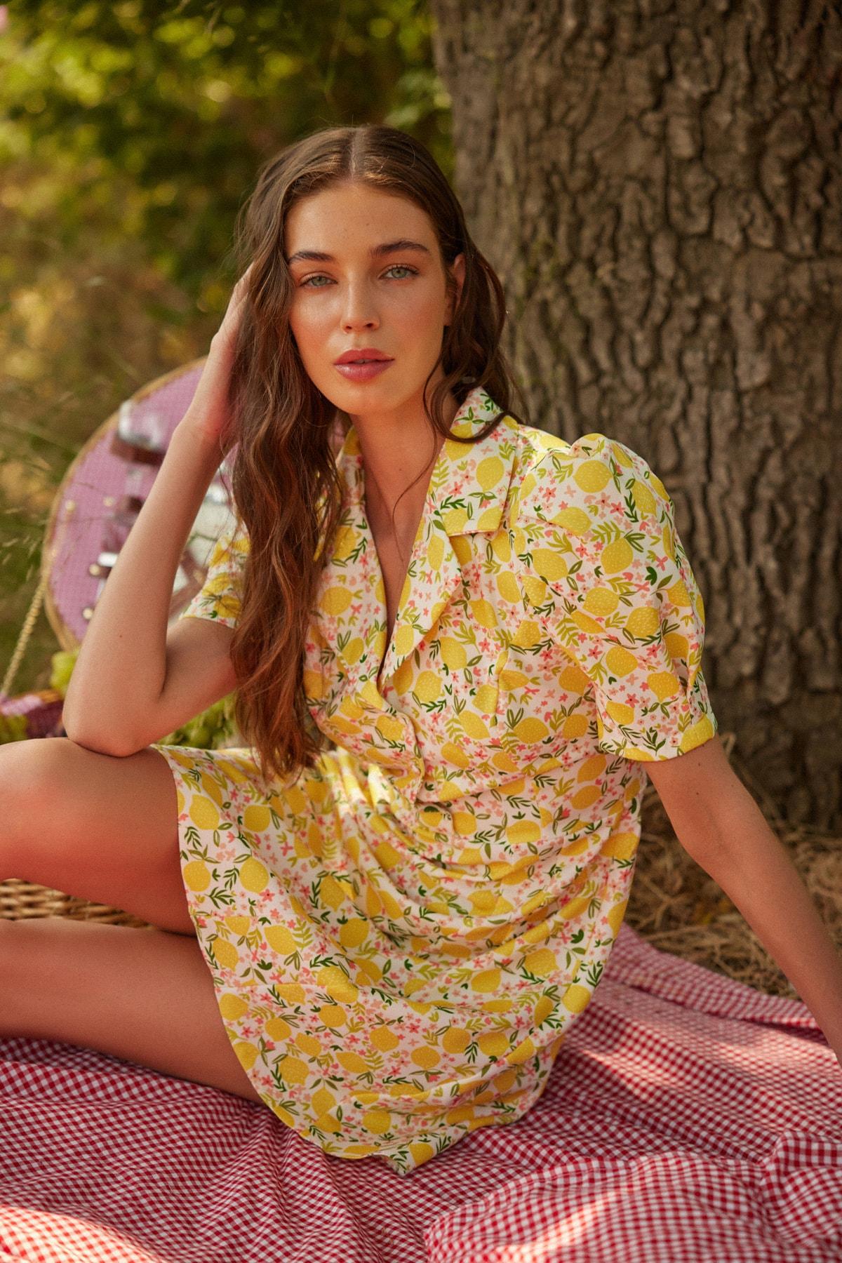 

Желтое платье с объемными рукавами с рисунком TWOSS20EL1999..