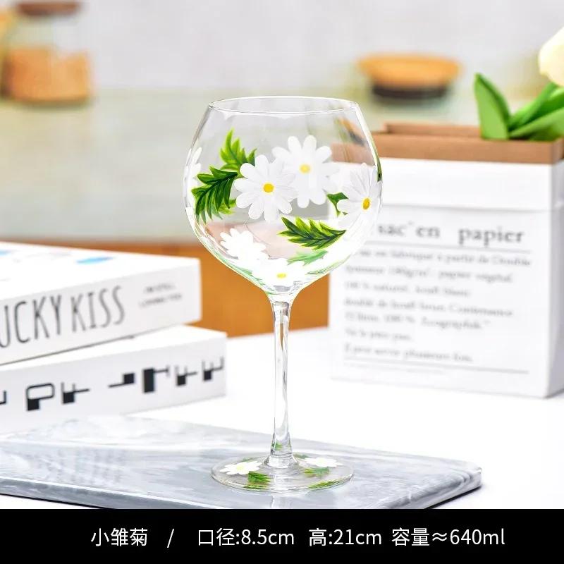 1 Stück Rotweinglas mit hohem Fuß Ein Kristallweinglas mit handgezeichneten floralen Mustern Ein transparentes und exquisites Weinglas