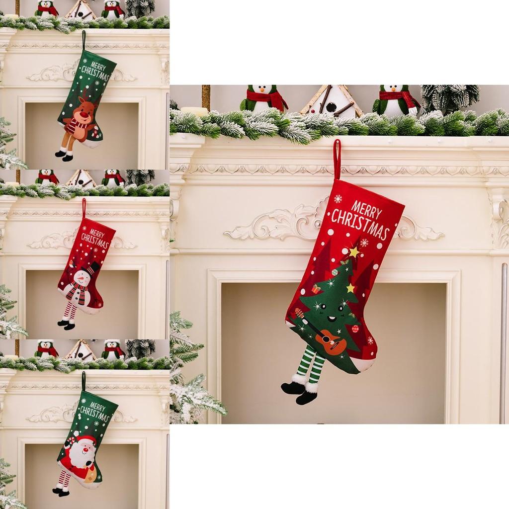 Lebhaft bunte Weihnachtssocken mit Designs von Weihnachtsmann, Schneemann und Rentieren