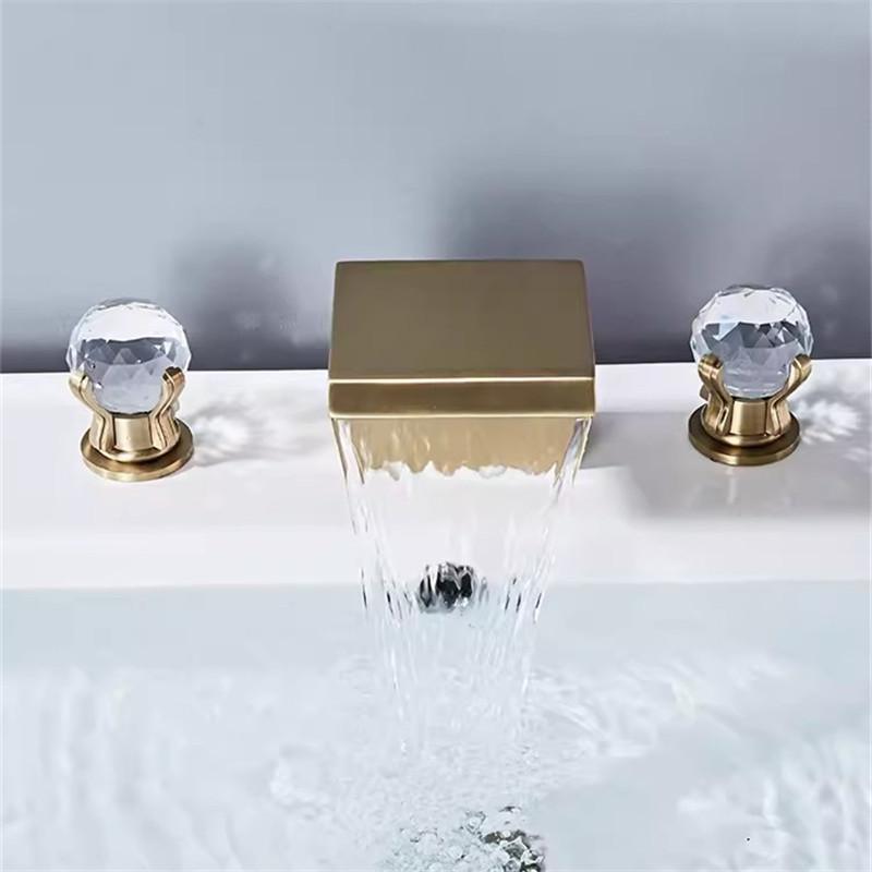 Robinet de salle de bain en or brossé Robinet de lavabo en laiton noir Robinets de lavabo en cristal Robinet à cascade chaude et froide à 3 trous Robinet d'eau