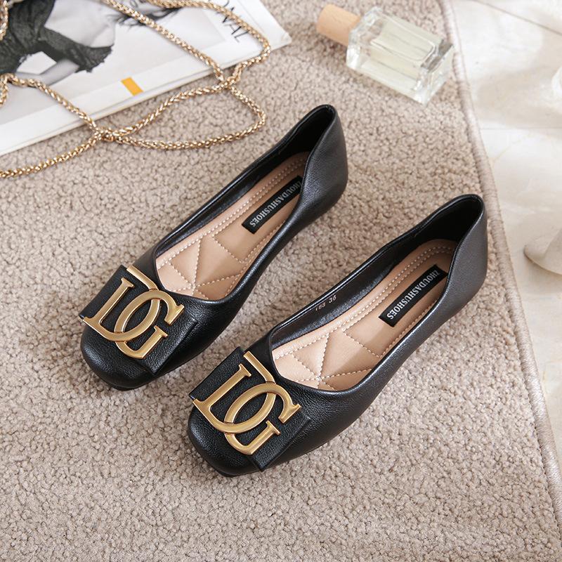41-43 Large size black single shoes women's flat bottom spring 2025 new shallow mouth versatile soft leather square head beanie shoes