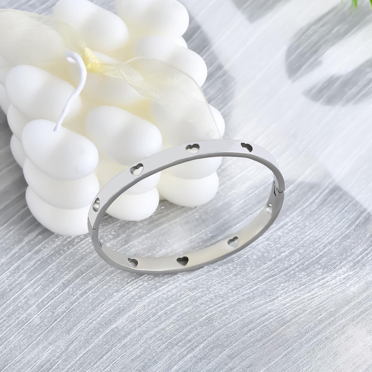 

Браслет из нержавеющей стали с полым персиковым сердцем: Элегантный унисекс дизайн с изысканными деталями серебряный