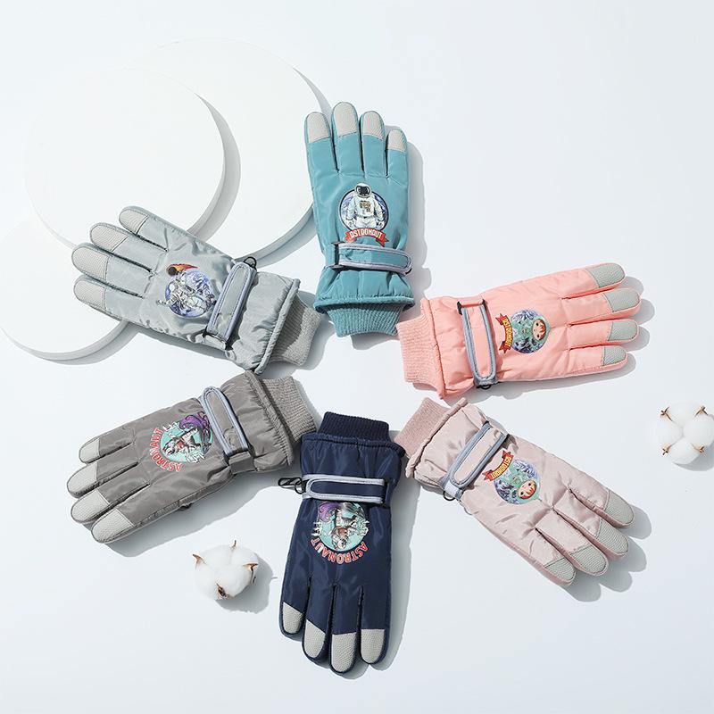 Children's ski gloves to keep warm