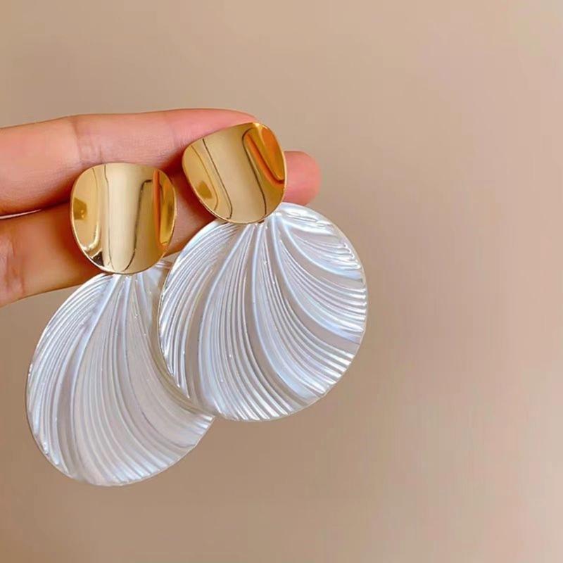 Elegant Sea Shell Clip On Earrings for Women Two Tone Geometric Dangle Earrings Banquet Holiday Jewelry Accessories