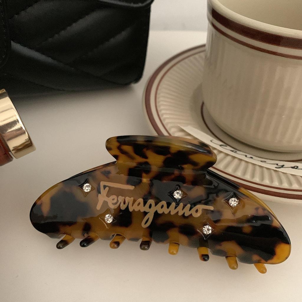 "Korean High-Grade Acetate Shark Hair Clip - Large Ornamental Head Accessory for Women"
