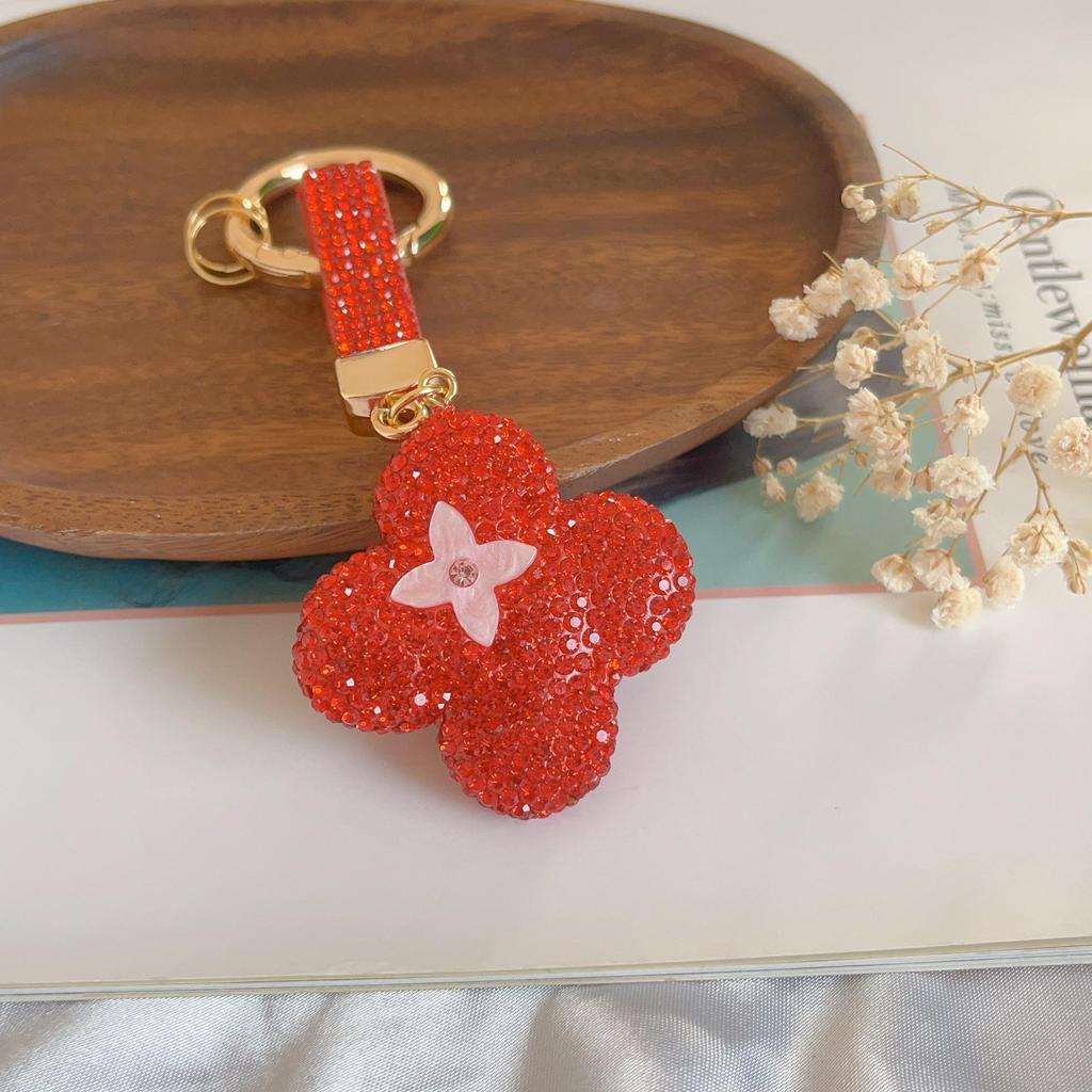 Elegant Rhinestone Four-Leaf Clover Keychain: Luxurious Bag Pendant & Car Accessory