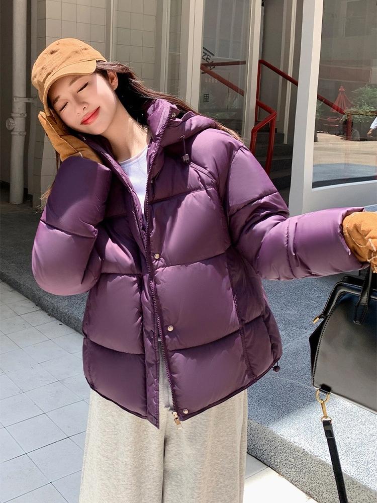 Dámská krátká větruodolná zateplená zimní bunda s kapucí a raglánovými rukávy