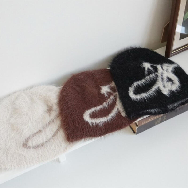 Women s Kitsch Style Faux Fur Capital Star Hip Beanie black