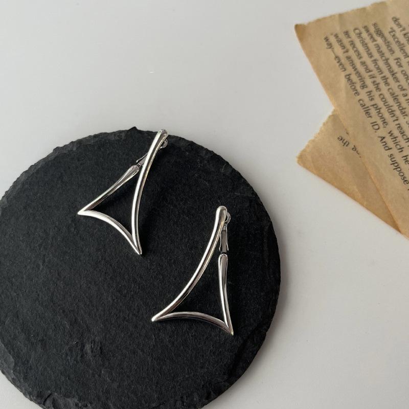 

Большие треугольные геометрические серьги-стрелы, женские преувеличенные панк-простые модные серьги, винтажные персонализированные минималистичные женские аксессуары
