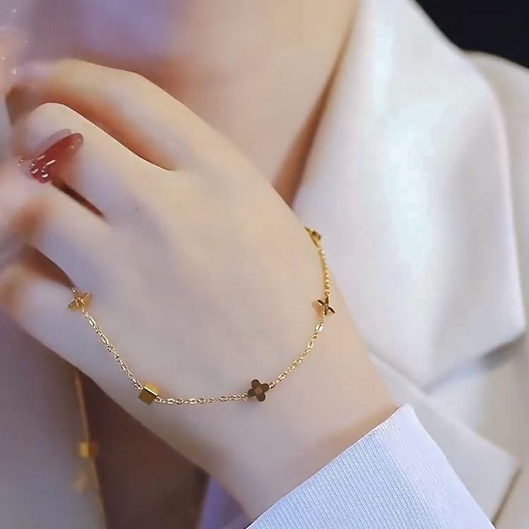 Square flower necklace women's light luxury niche high sense collarbone chain Internet celebrity four-leaf clover accessories tide