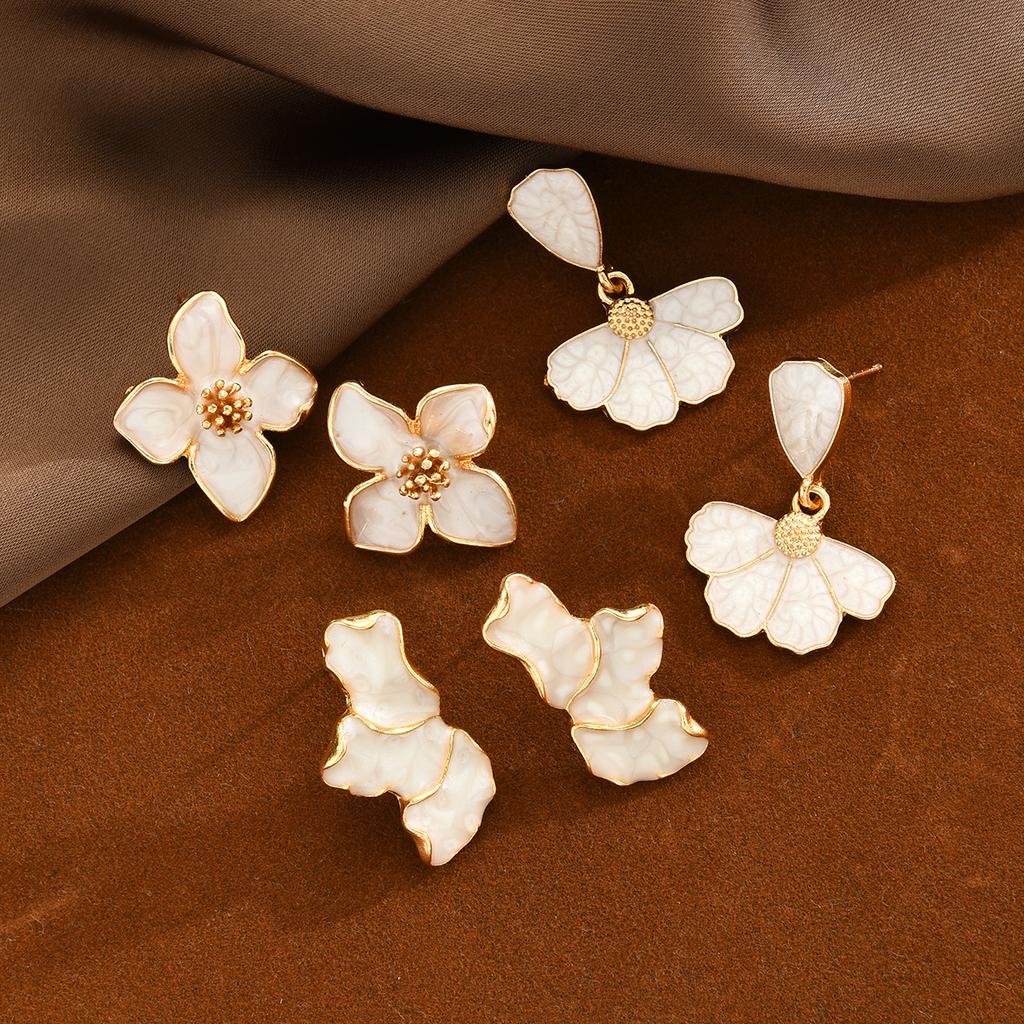 Vintage Floral Design Stud Earring Set for Women French Ins Beige Romantic Earring Trendy Korean Elegant Daily Wear Jewelry Gift
