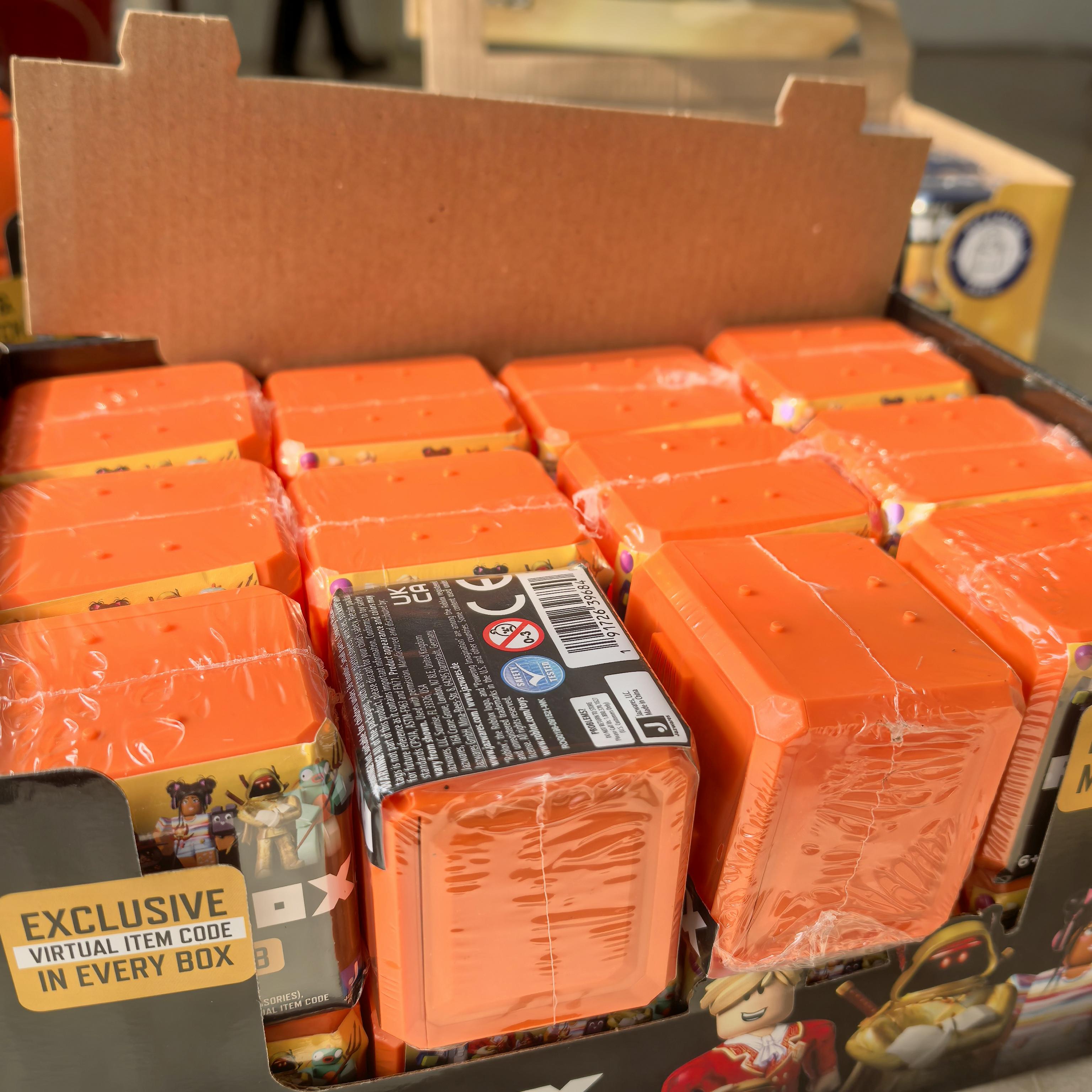 

1 коробка випадковий ігровий код для активації Коробка Мультфільм Аніме Ігри Периферійні Ляльки, які можна зібрати Святкові Подарунки для Хлопчиків Іграшки