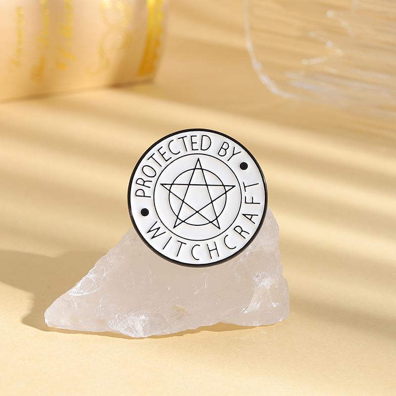 Verlorene Zivilisation Hexerei Emaille Pins Custom GESCHÜTZT DURCH HEXEREI Broschen Reversabzeichen Kleidungsschmuck Geschenk für Freunde