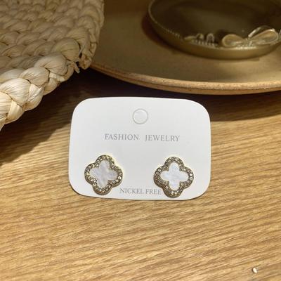 Boucles d'oreilles trèfle à quatre feuilles blanches tendance 2024: Style Luxe Argent Pur pour Femmes