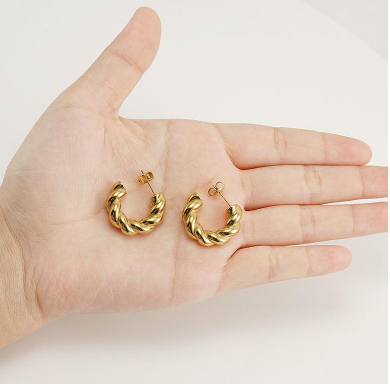 Boucles d'oreilles créoles torsadées en acier titane plaqué or 18 carats sous vide pour femmes