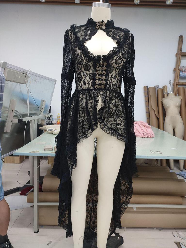 2025 Retro-Spitzenkleid mit Stehkragen, Trompetenärmeln und Schwalbenschwanzrock