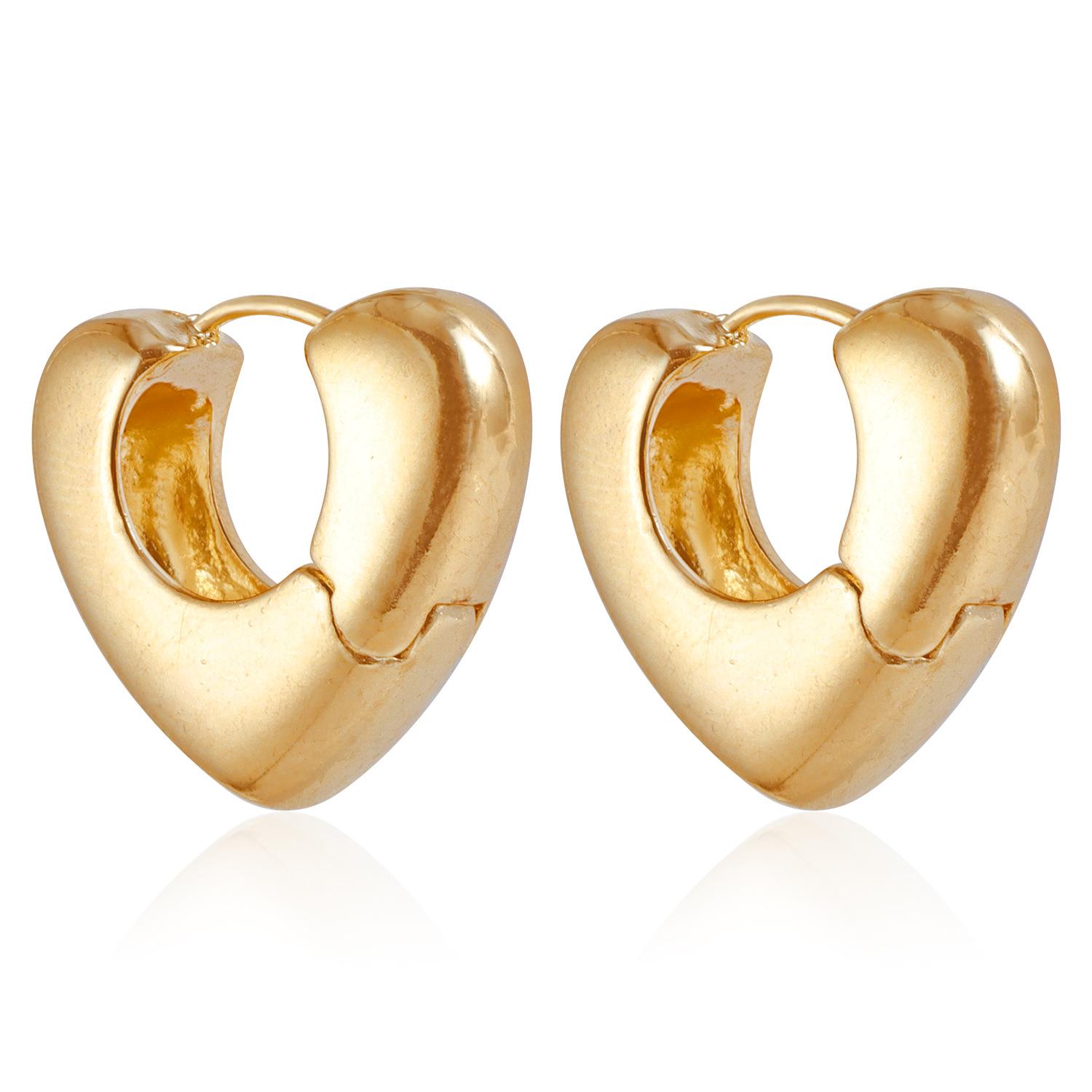 

European and American jewelry INS Internet celebrity high-end earrings hollow love cold wind exquisite small ear buckle earrings золотой