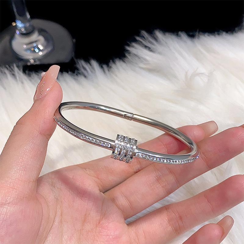 Hot-Selling Titanium Steel Luxury Bracelet Collection: Versatile Design