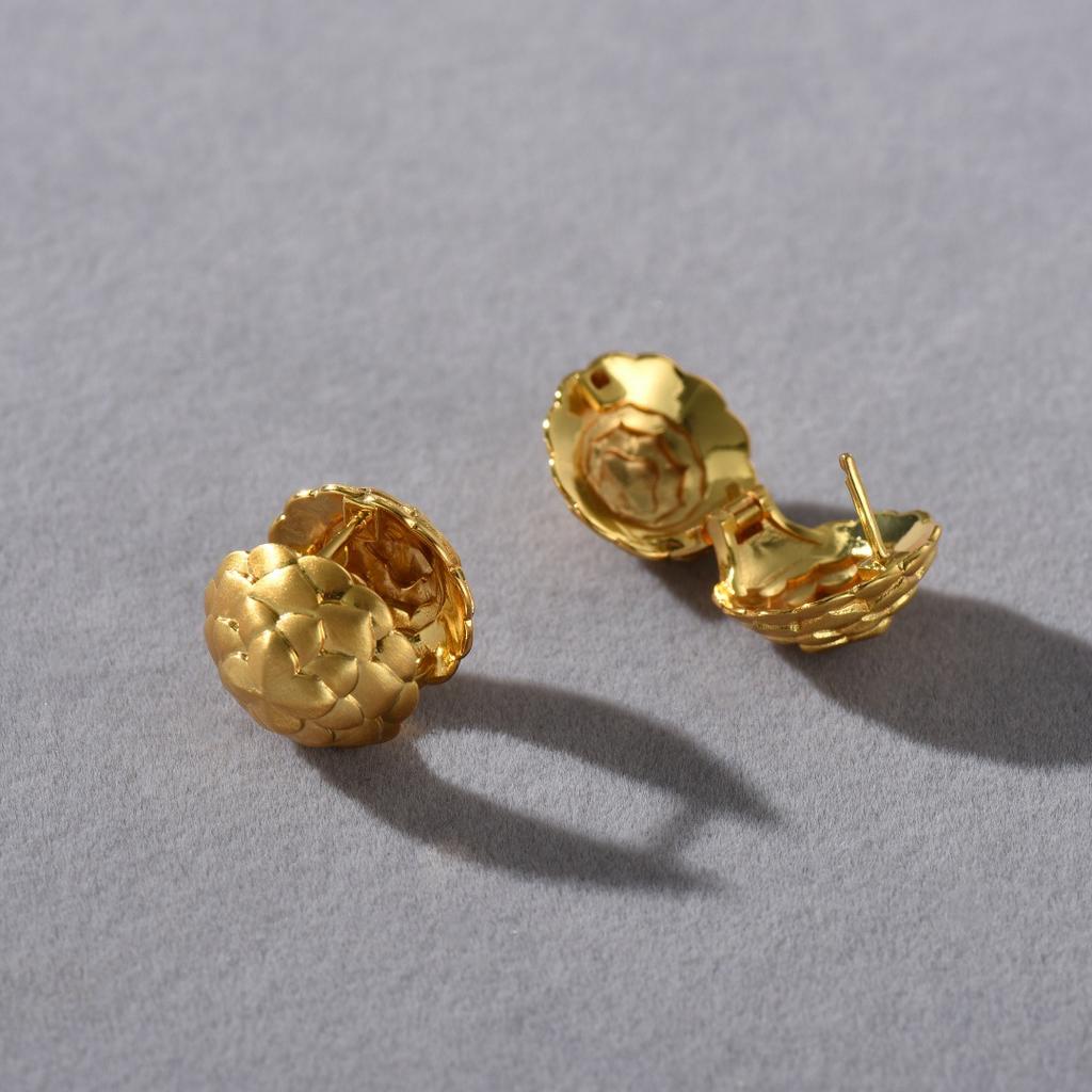 Original Design Simple Fashion Retro Niche Metal Wind Flower Pattern Ear Buckle Gold Versatile Earrings Women