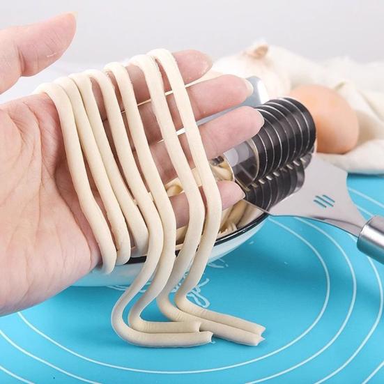 Roller Noodle Cutter, Handheld Stainless Steel Pasta Slicer, Multifunctional Dumpling Wrapper Maker, Kitchen Dough Tool