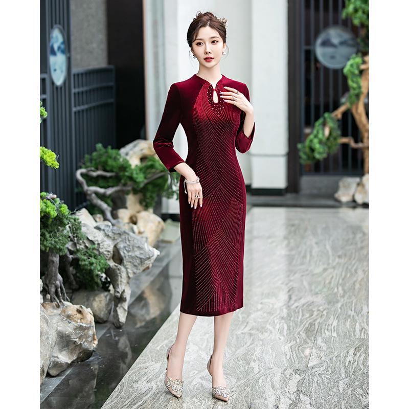 Elegant 2025 Red Cheongsam for Mother/Mother-in-Law - Wedding Banquet Long Sleeve