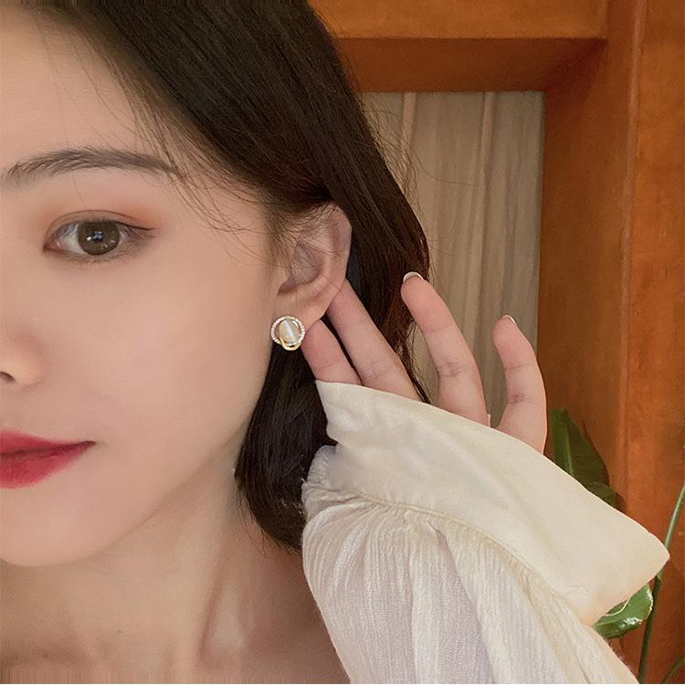 Hong Kong Style Oval Cat's Eye Stud Earrings for Women - Lightweight, Luxurious, Elegant Design