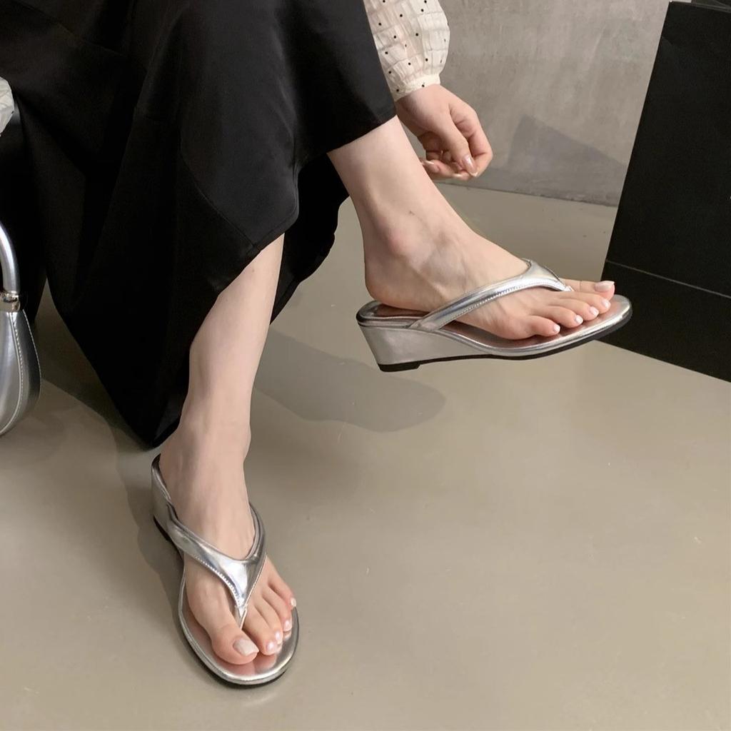 Height-increasing slope flip-flops women's new temperament holiday sandals with toes sandals