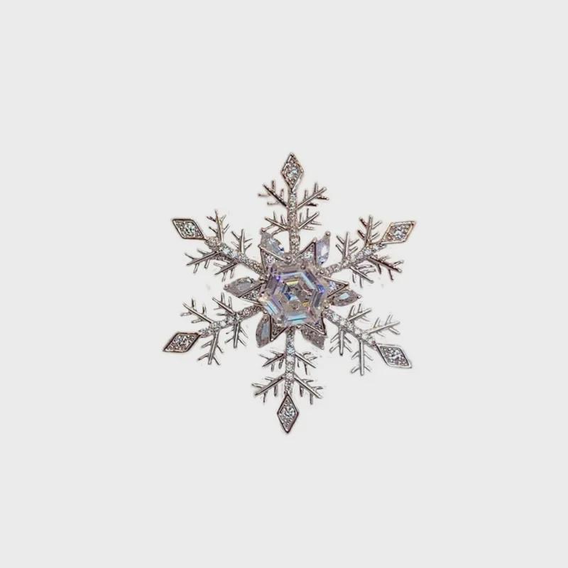 Rotating Snowflake Brooch: Elegant Unisex High-End Sweater Pin, Fashionable Niche Accessory.
