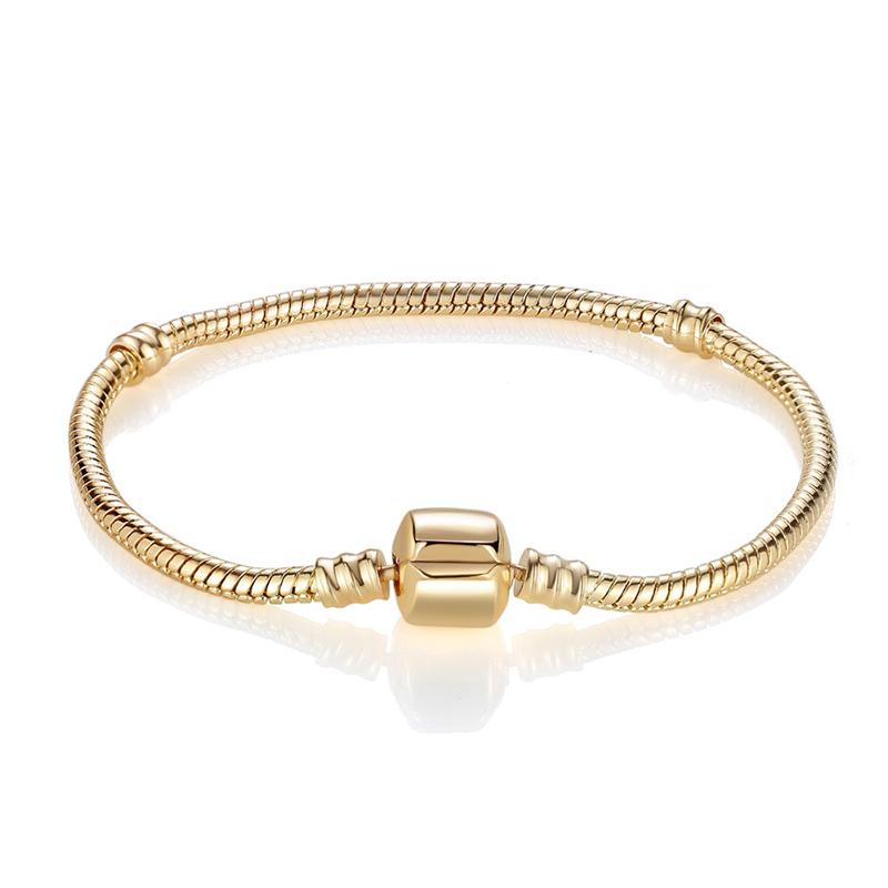 Eenvoudig zelf te maken slangenkettingarmband met Europese bedeltjes, een modieuze sieradenstijl voor dames, zoals die van Mary Poppins.