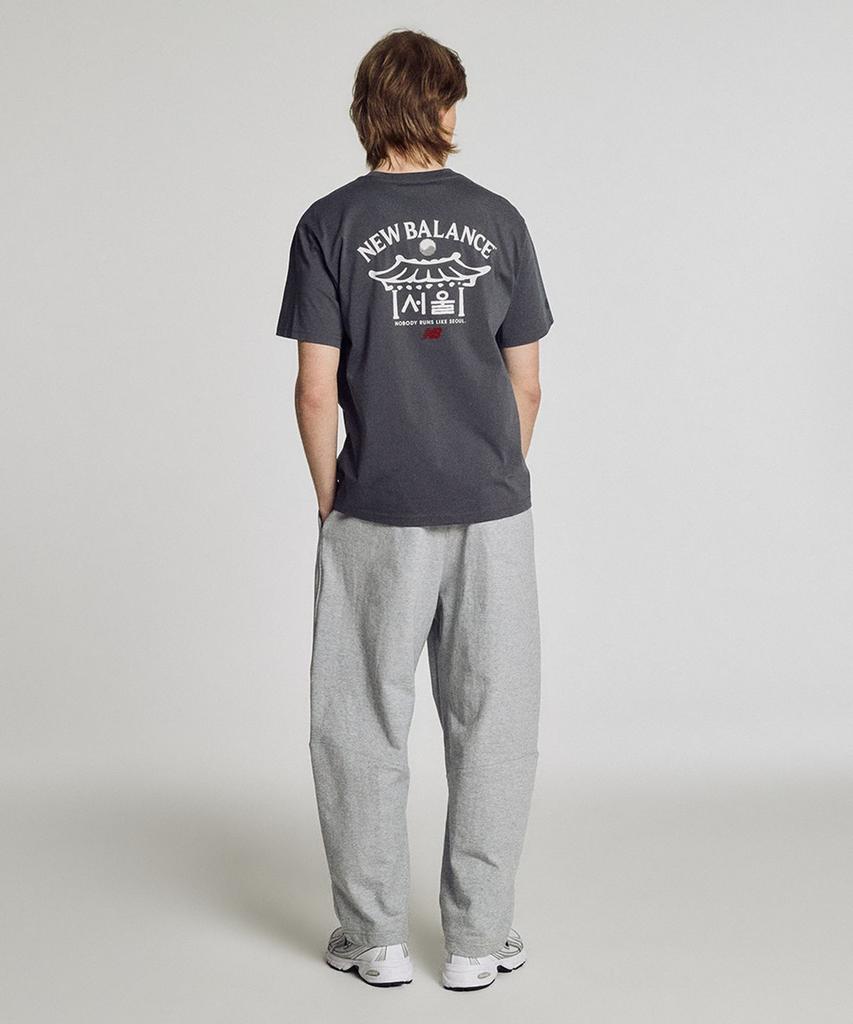 New Balance Seoul Giwa Exklusives Kurzarm-T-Shirt (HOLZKOHLE)